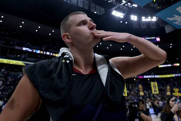 Nikola Jokić receives his third MVP trophy, then lifts Nuggets with an absolute masterpiece