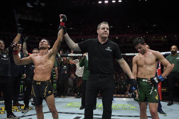 UFC 301: Alexandre Pantoja survives bloody wounds and bad advice to retain flyweight belt vs. Steve Erceg